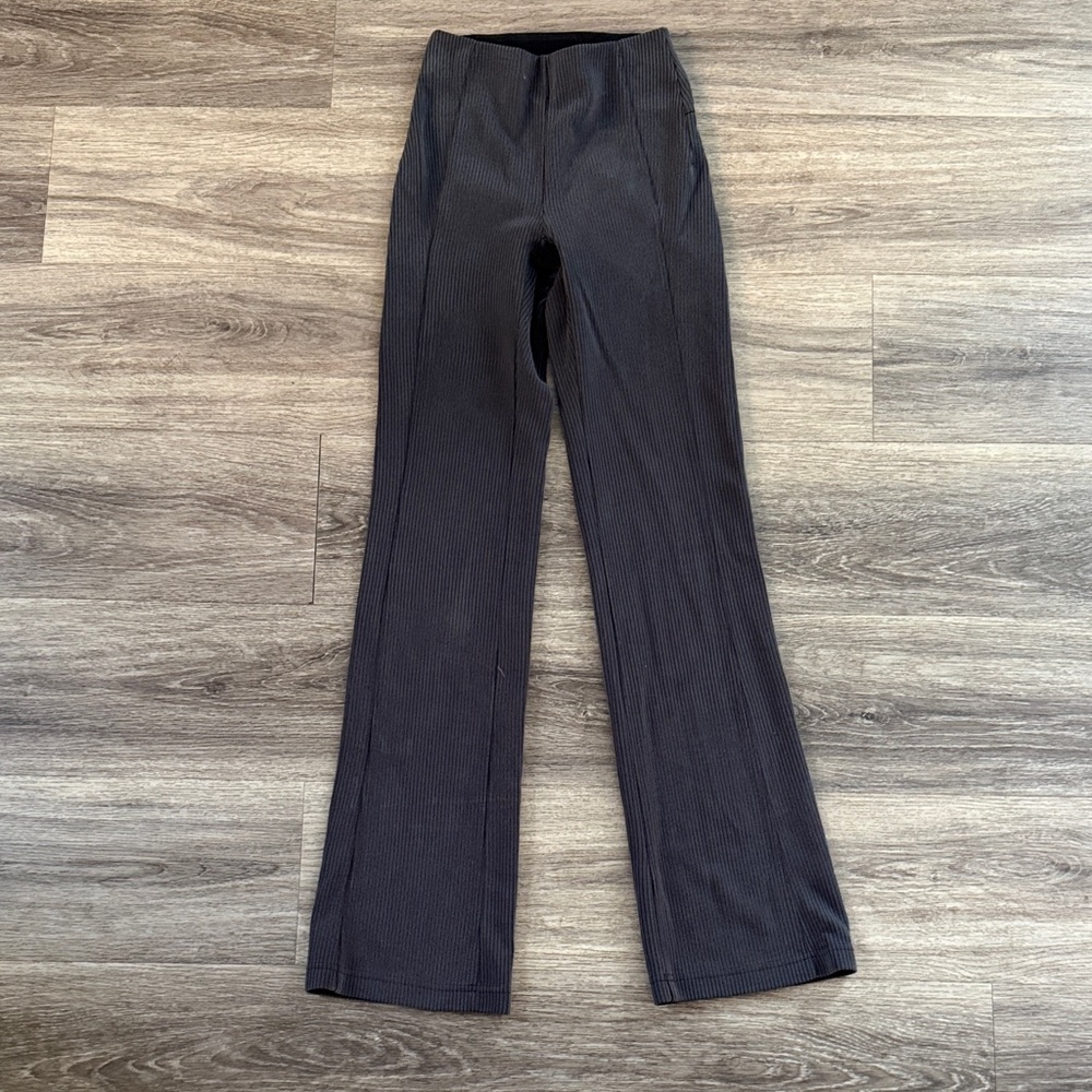 lululemon Charcoal Gray Boot Cut Pants size 0 Women’s Ribbed Mid rise Leggings